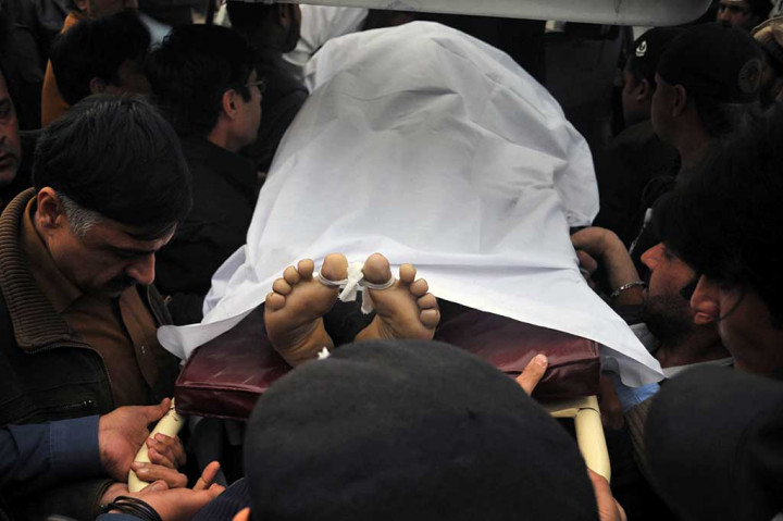 Sopir van tewas, sementara lima orang -termasuk empat hakim, tiga di antara nya perempuan - terluka akibat kejadian tersebut.