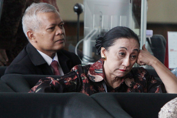 Selain memeriksa Ketua MK, KPK juga memeriksa tiga Hakim Mahkamah Konstitusi, yakni Aswanto, Suhartoyo, dan Maria Farida Indrati.