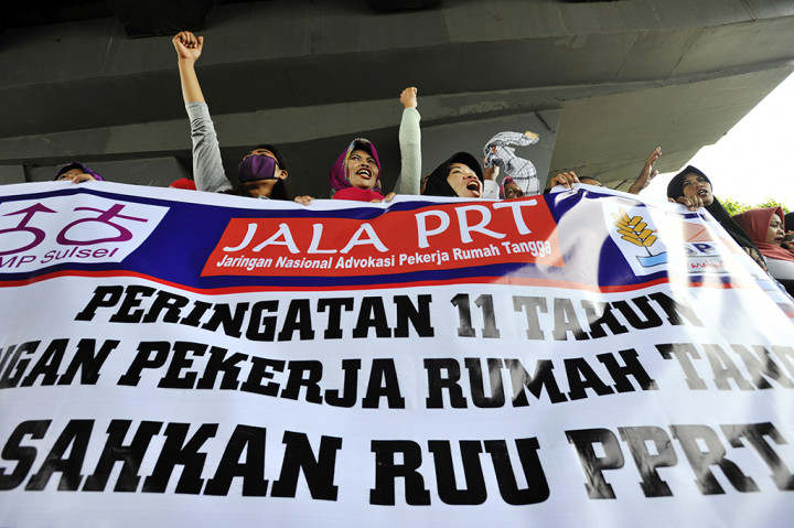 Puluhan Ibu-ibu Pekerja Rumah Tangga melakukan aksi unjuk rasa di Fly Over,  Jl Andi Pangerang Pettarani, Makassar, Sulawesi Selatan.