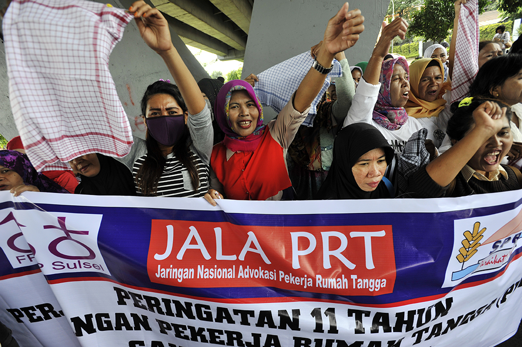 Mereka masing-masing membawa serbet untuk meperingati 11 tahun perjuangan PRT.