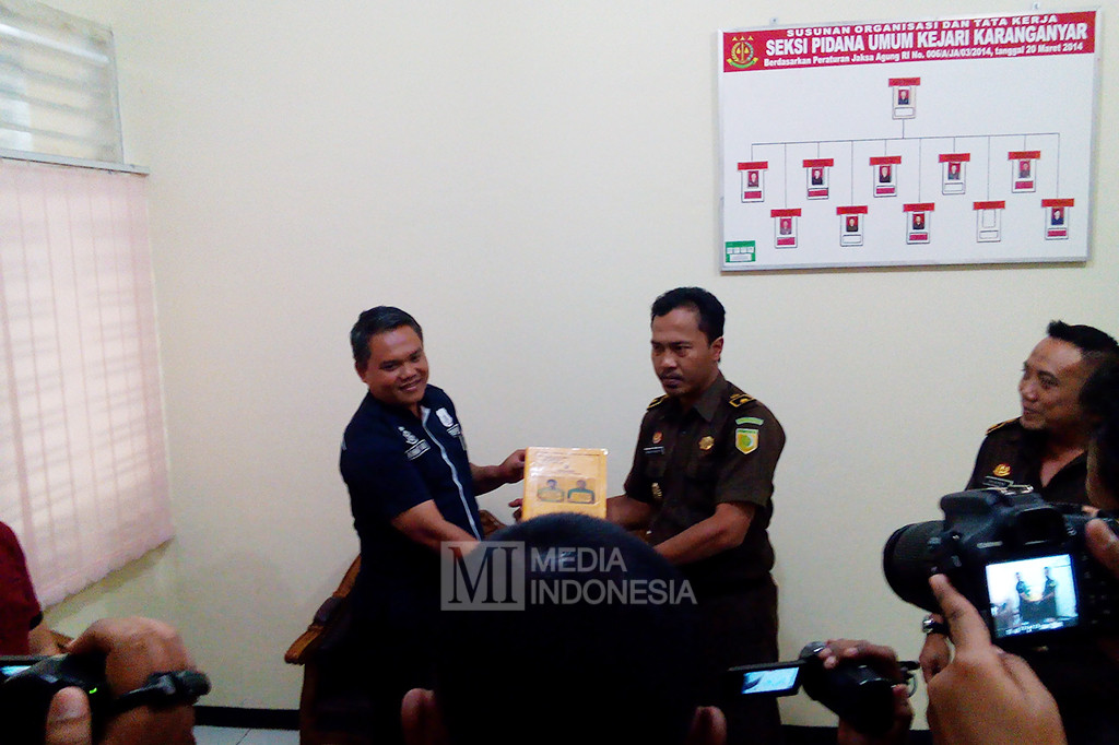 Dalam penyerahan berkas tersebut, polisi hanya menyerahkan berkas disertai laporan visum terhadap para korban. 