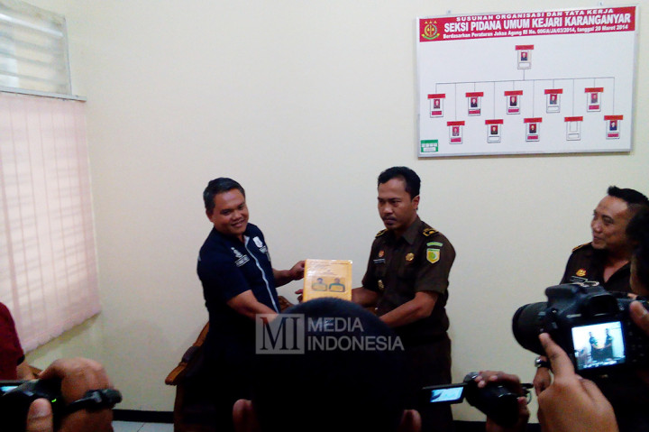 Dalam penyerahan berkas tersebut, polisi hanya menyerahkan berkas disertai laporan visum terhadap para korban. 