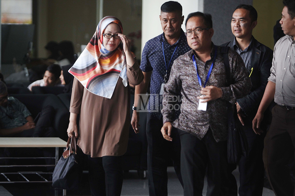 Tersangka dalam kasus korupsi pengadaan alat kesehatan (alkes) di Provinsi Banten itu datang tanpa mengenakan rompi tahanan KPK.