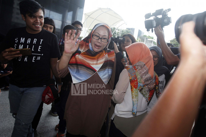 Saat ditanya apakah kedatangan Atut terkait kemenangan Wahidin Halim-Andhika Hazrumy dalam Pilkada Banten, berdasarkan penghitungan cepat, Atut hanya melempar senyum.