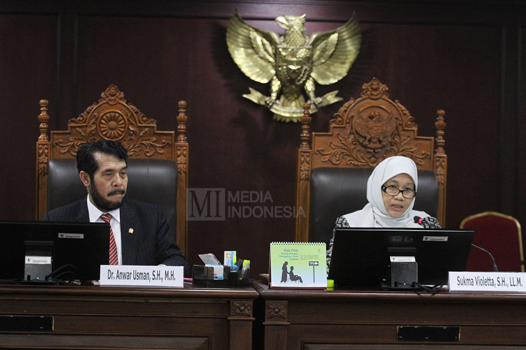 Majelis Kehormatan Mahkamah Konstitusi (MKMK) menjatuhkan sanksi pemberhentian dengan tidak hormat kepada hakim konstitusi Patrialis Akbar.
