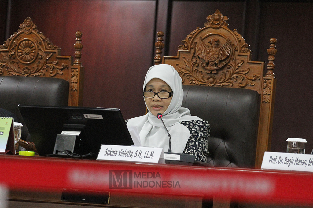 Keputusan itu diambil oleh Majelis Kehormatan Mahkamah Konstitusi (MKMK) dipimpin Ketuanya Sukma Violetta.