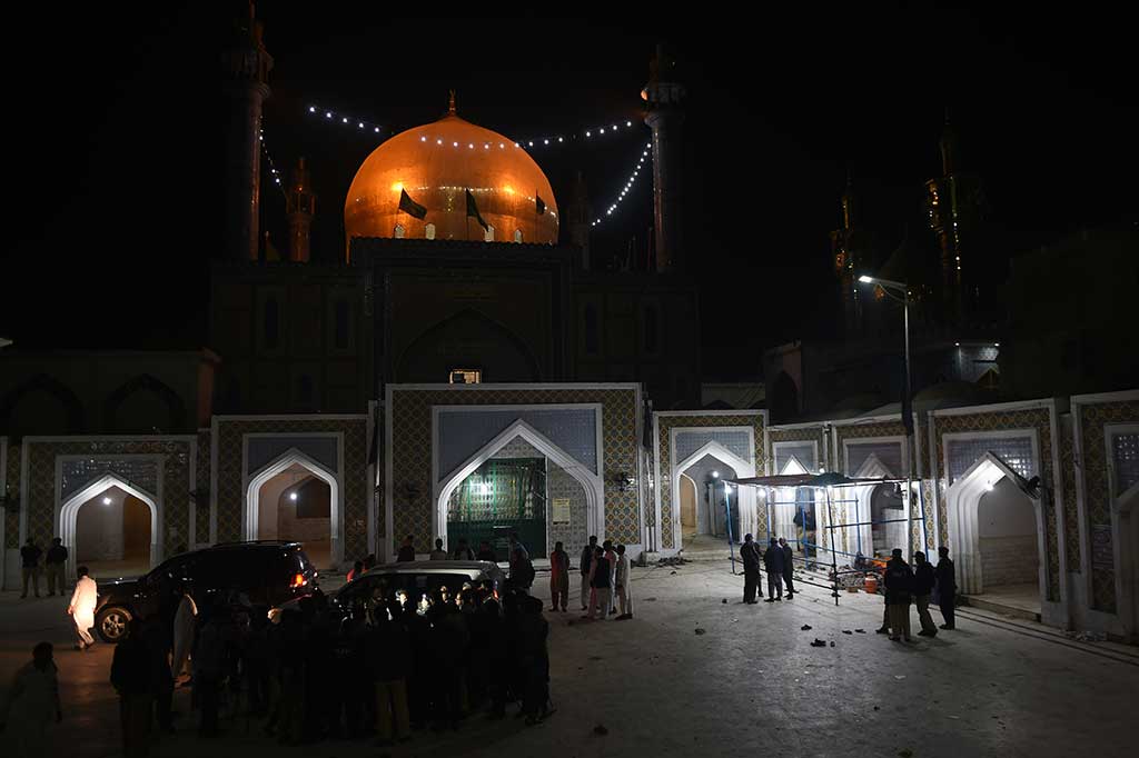 Personel keamanan Pakistan berjaga-jaga pascaledakan bom bunuh diri di tempat ibadah sufi Lal Shahbaz Qalandar di Sehwan, Provinsi Sindh, Pakistan selatan, Kamis.