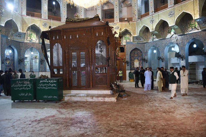 Sebelumnya, seorang pembom bunuh diri memasuki Lal Shahbaz Qalandar dan meledakkan diri di tengah-tengah sekelompok orang yang sedang melakukan Dhamal (tari Sufi) di dalam kompleks rumah suci tersebut.