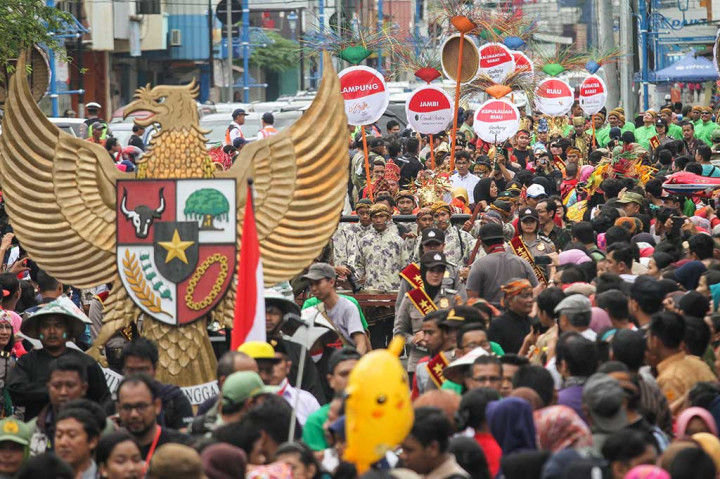 Kirab peserta membawa takir atau wadah jenang pada acara Festival Jenang Solo 2017 di Ngarsopuro, Solo, Jawa Tengah, Jumat (17/2/2017). 