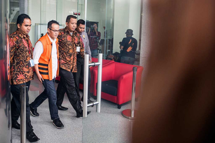 Direktur Utama PT Melati Technofo Indonesia Fahmi Darmawansyah(tengah) dikawal petugas seusai diperiksa oleh penyidik di Gedung KPK, Jakarta, Jumat (17/2/2017).