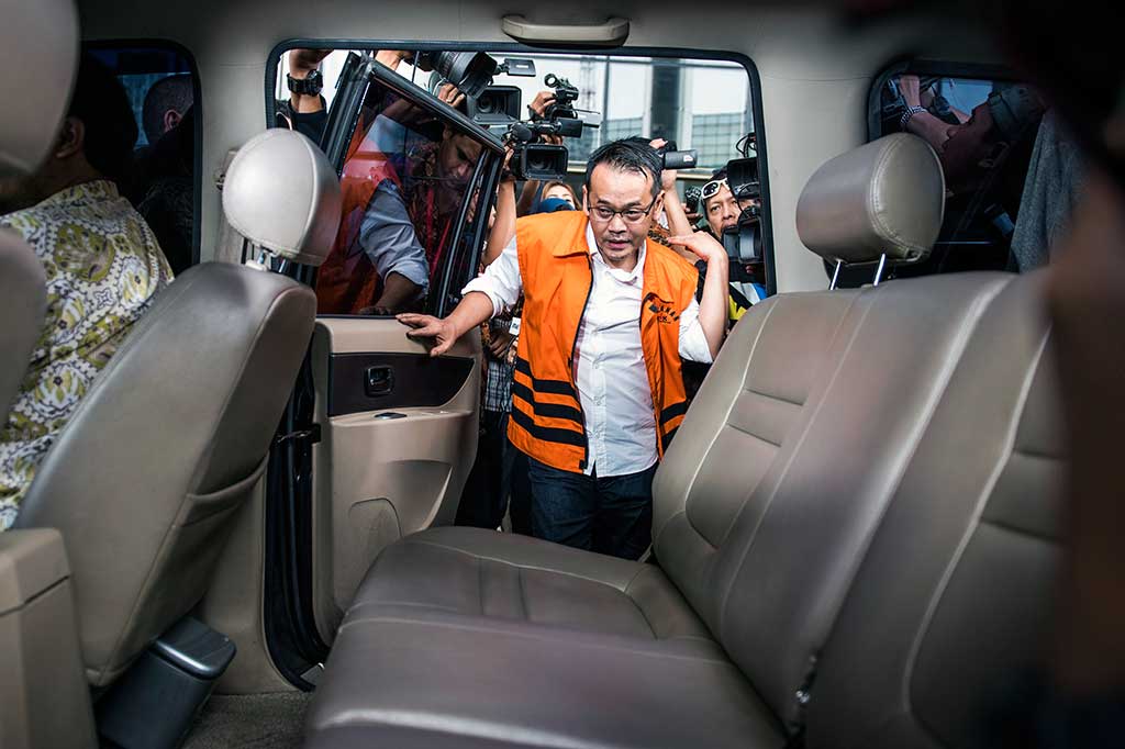 Fahmi Darmawansyah bersiap meninggalkan gedung KPK.