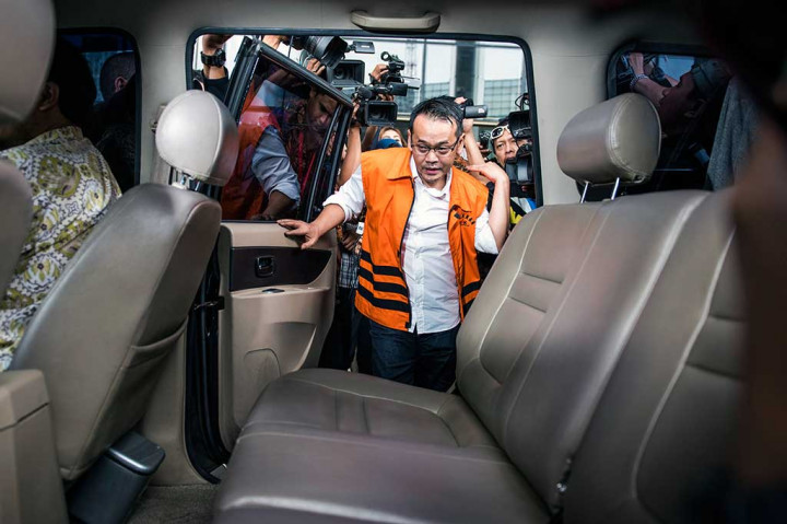 Fahmi Darmawansyah bersiap meninggalkan gedung KPK.