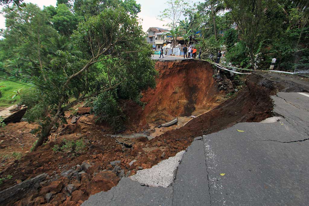 Jalan Penghubung Kuningan-Majalengka Ambles