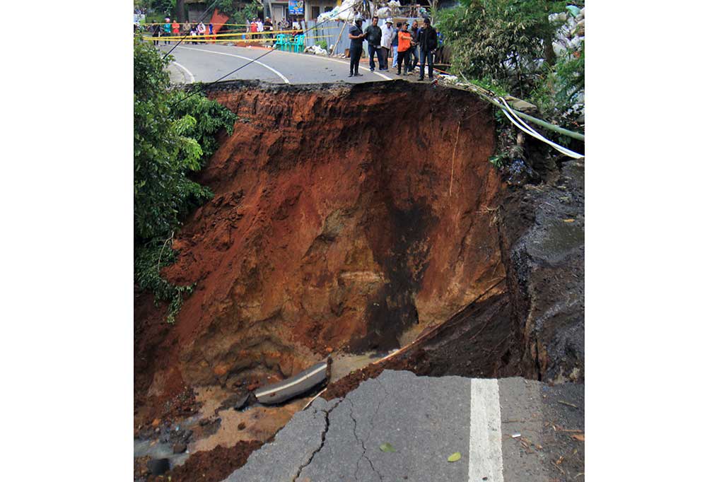 Jalan Penghubung Kuningan-Majalengka Ambles