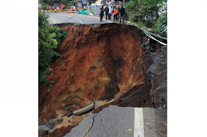 Jalan Penghubung Kuningan-Majalengka Ambles