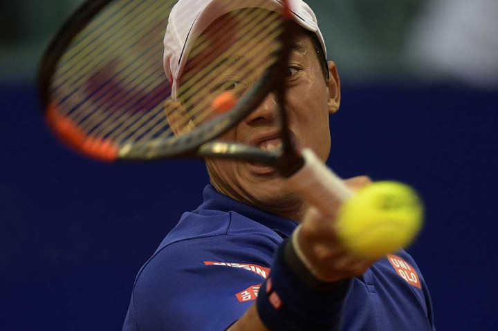 Kei Nishikori melancarkan pukulan ke arah Joao Sousa.