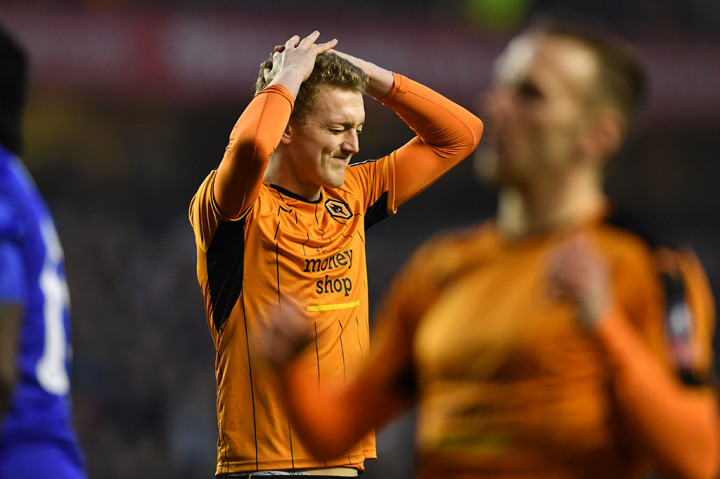 Di awal babak pertama Chelsea dikejutkan oleh serangan Wolverhampton, namun sepakan George Saville masih membentur mistar gawang.