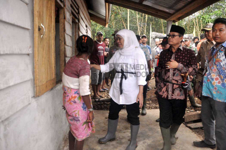 Mensos Khofifah Indar Parawansa didampingi Wagub Jambi Fachrori Umar mendatangi salah satu rumah warga Suku Anak Dalam.