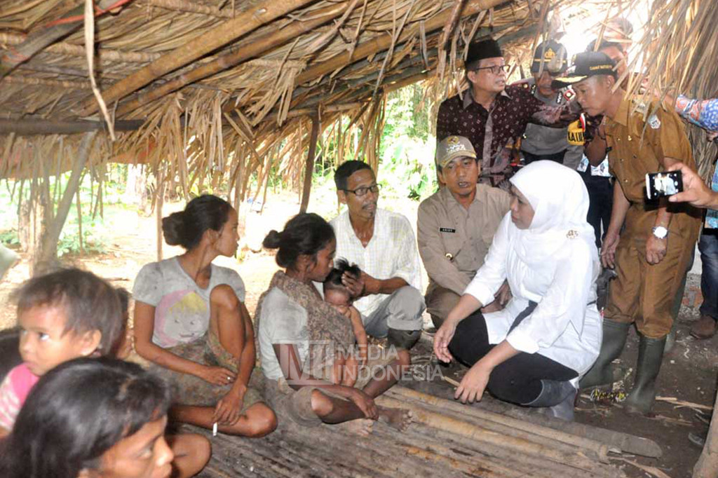 Mensos Khofifah saat menyapa sejumlah anak Suku Anak Dalam di pondok sederhana di sekitar Desa Pulau Lintang, Kecamatan Bathin VIII, Kabupaten Sarolangun, Jambi.