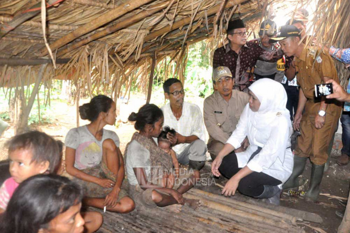 Mensos Khofifah saat menyapa sejumlah anak Suku Anak Dalam di pondok sederhana di sekitar Desa Pulau Lintang, Kecamatan Bathin VIII, Kabupaten Sarolangun, Jambi.