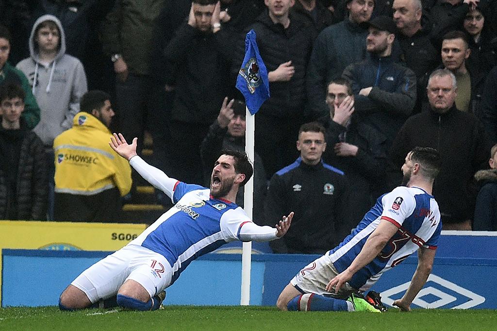 Di awal-awal babak pertama kedua tim saling berbalas serangan, namun Blackburn Rovers unggul terlebih dahulu pada menit ke-17 lewat Danny Graham.
