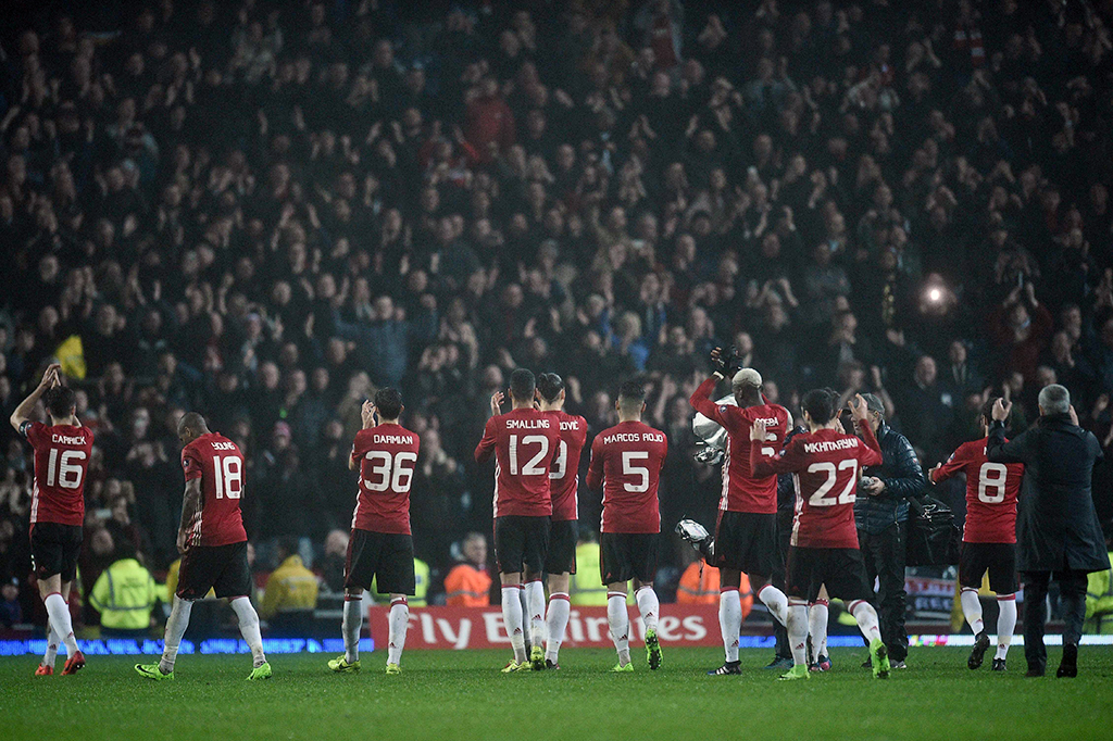 Para pemain MU meluapkan kegembiraan mereka.