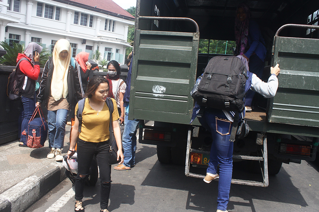 Sementara itu para penumpang yang terlantar diangkut dengan menggunakan truk TNI.