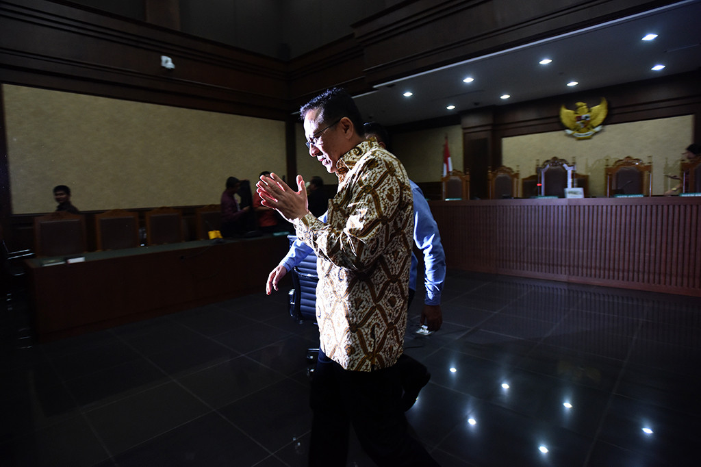 Jaksa juga menuntut hakim mencabut hak politik Irman selama tiga tahun setelah Irman menjalani pidana pokok.