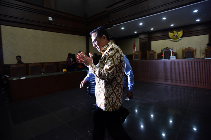 Jaksa juga menuntut hakim mencabut hak politik Irman selama tiga tahun setelah Irman menjalani pidana pokok.