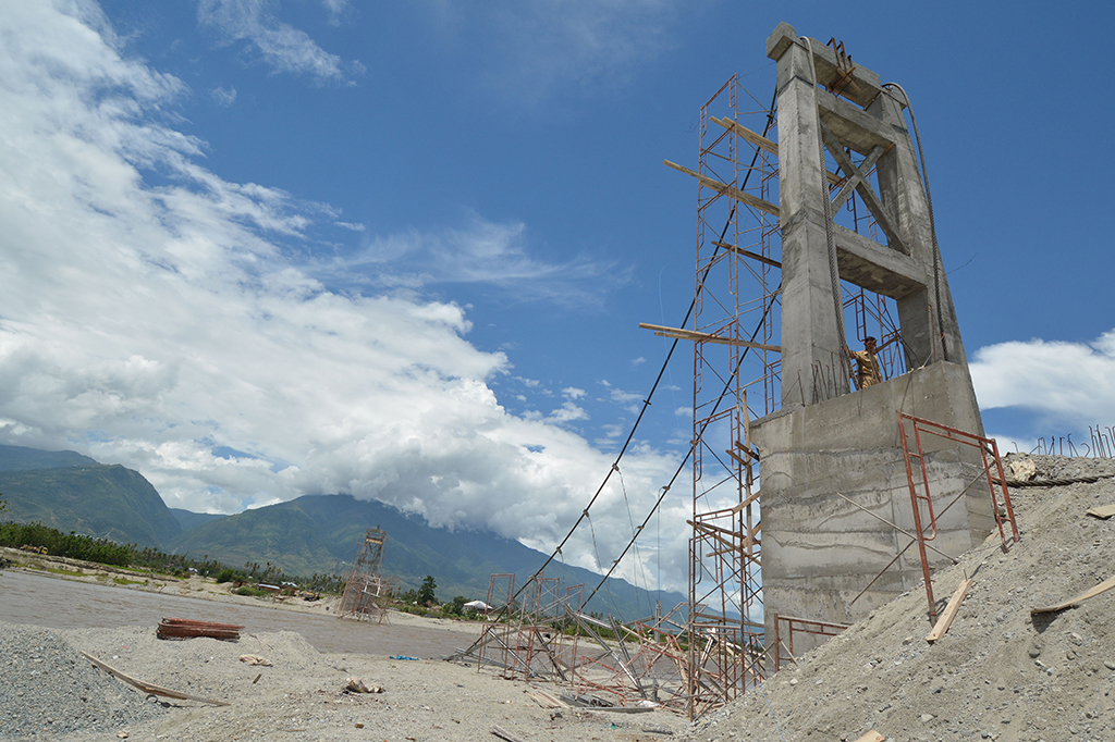 Aparat inspektorat meninjau jembatan gantung yang ambruk di Desa Kalukubula Kabupaten Sigi, Sulawesi Tengah, Senin (20/2/2017).