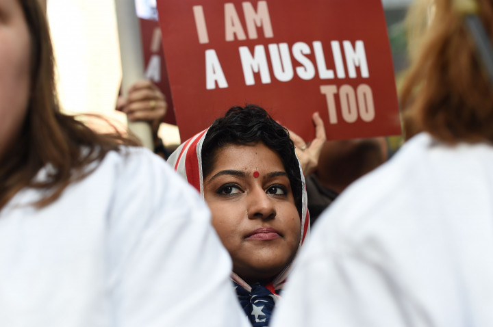 Seorang wanita keturunan India pemeluk agama Hindu dalam aksi solidaritas menentang kebijakan diskriminatif Presiden Trump.  AFP PHOTO / TIMOTHY A. CLARY