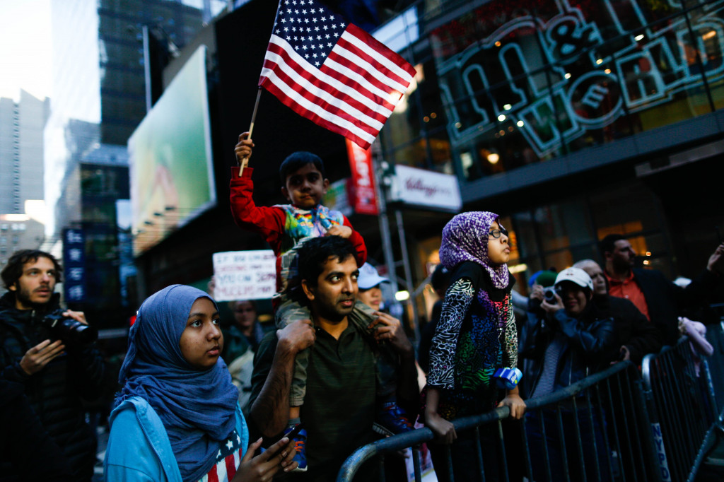 Warga memprotes larangan berkunjung ke AS bagi warga negara dari tujuh negara mayoritas muslim yang Presiden Trump terapkan. Eduardo Munoz Alvarez/Getty Images/AFP