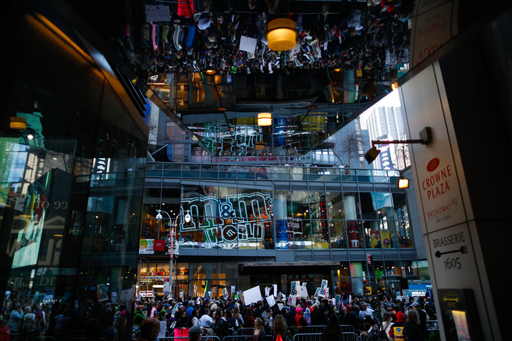 Aksi unjuk rasa digelar di Times Square, yang merupakan pusat perbelanjaan mewah di New York, AS.  Eduardo Munoz Alvarez/Getty Images/AFP