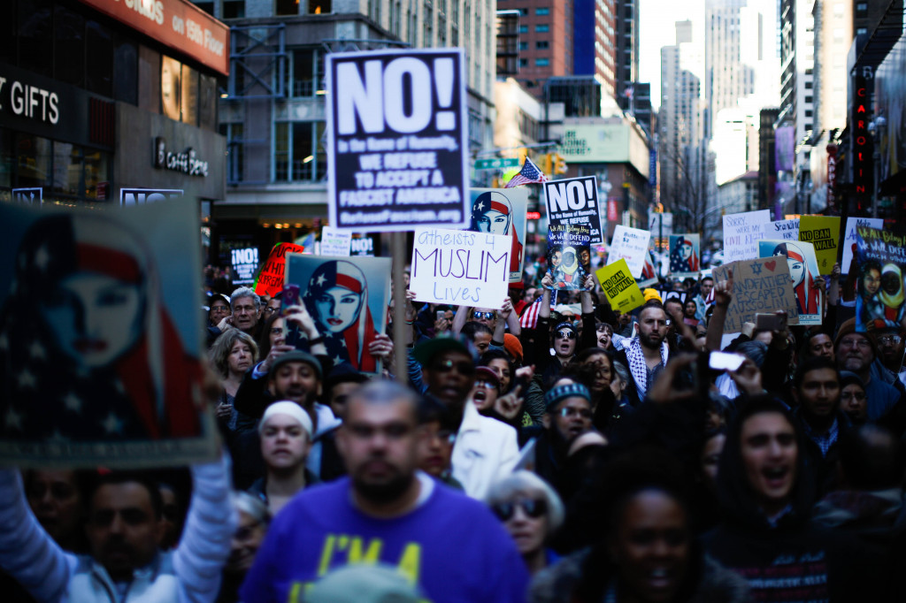 Seribuan orang warga yang terdiri dari berbagai suku bangsa dan agama - termasuk Yahudi dan atheis- bergabung dalam aksi unjuk rasa ini.  Eduardo Munoz Alvarez/Getty Images/AFP