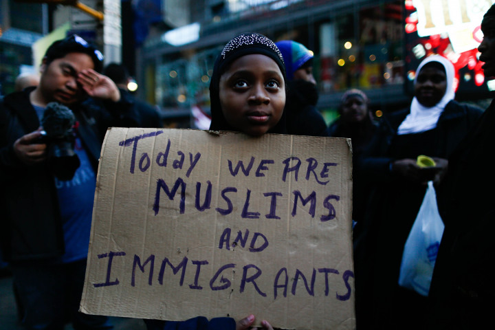 Pengunjuk rasa yang terdiri dari berbagai suku bangsa dan agama menyatakan dirinya sebagai muslimin sebagai bentuk solidaritasnya.  Eduardo Munoz Alvarez/Getty Images/AFP