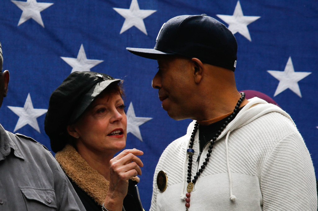 Aktris senior Susan Sarandon (kiri) dan produser film Russel Simmons juga menyatakan diri sebagai muslimin dalam aksi unjuk rasa ini. Eduardo Munoz Alvarez/Getty Images/AFP