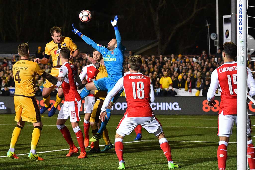 Sutton berpeluang memperkecil ketertinggalan, namun sundulan Jamie Collins masih melambung di atas mistar gawang yang dijaga David Ospina.