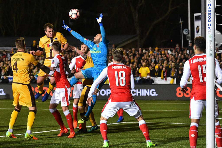 Sutton berpeluang memperkecil ketertinggalan, namun sundulan Jamie Collins masih melambung di atas mistar gawang yang dijaga David Ospina.