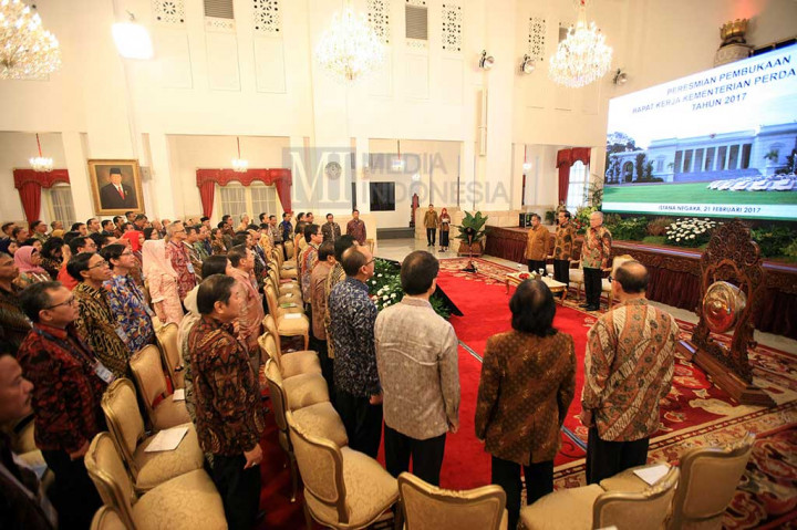 Presiden Joko Widodo (kedua dari kanan), didampingi Menteri Perdagangan Enggartiasto Lukita (kanan) dan Menko Perekonomian Darmin Nasution pada pembukaan Rapat Kerja Kementerian Perdagangan di Istana Negara, Jakarta, Selasa (21/2/2017). 