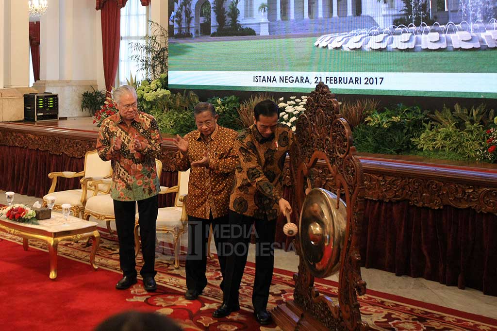 Presiden memukul gong saat membuka Raker Kemendag di Istana Negara, Jakarta.