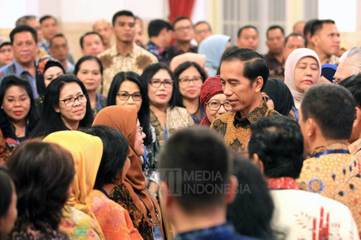 Presiden menyapa peserta Raker Kemendag seusai acara pembukaan di Istana Negara, Jakarta.