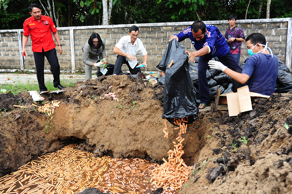 Sejumlah petugas terpadu dari BBPOM Pontianak dan Korwas PPNS Ditreskrimsus Polda Kalbar memusnahkan barang bukti sosis ilegal di Kabupaten Kubu Raya, Kalbar, Selasa (21/2).