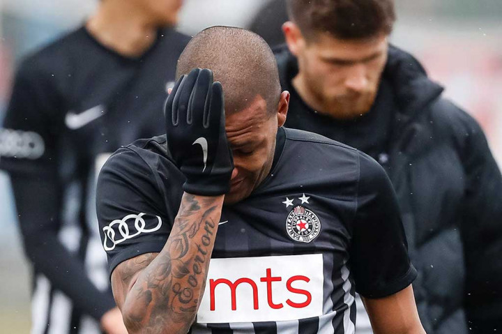 Gelandang Partizan Belgrade Everton Luiz menangis saat meninggalkan lapangan karena mendapat perlakukan rasial dari suporter Rad selama pertandingan berlangsung.