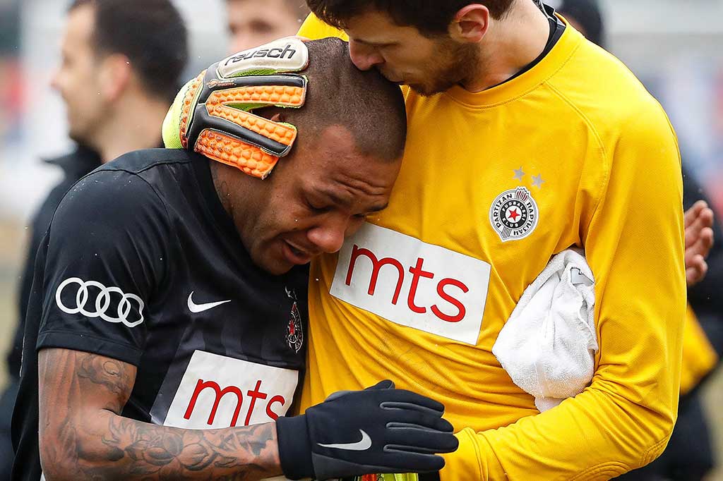 Gelandang asal Brasil berusia 28 tahun tersebut mendapat hinaan tiruan suara-suara monyet saat dia memegang bola dan spanduk rasial pada laga di kandang Rad. Hinaan berlangsung hingga laga yang dimenangi timnya 1-0 tersebut usai.