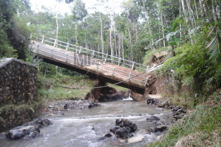 Jembatan Penghubung Dua Desa di Temanggung Ambruk