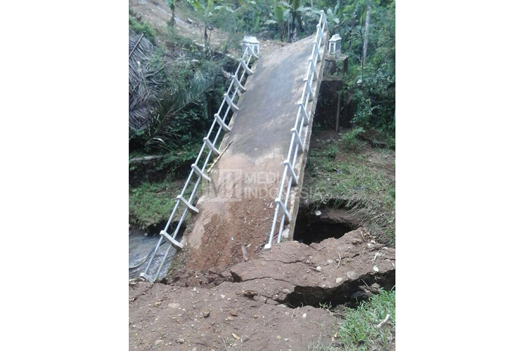 Jembatan Penghubung Dua Desa di Temanggung Ambruk