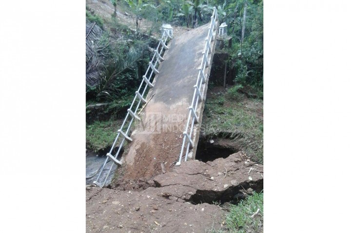 Jembatan Penghubung Dua Desa di Temanggung Ambruk