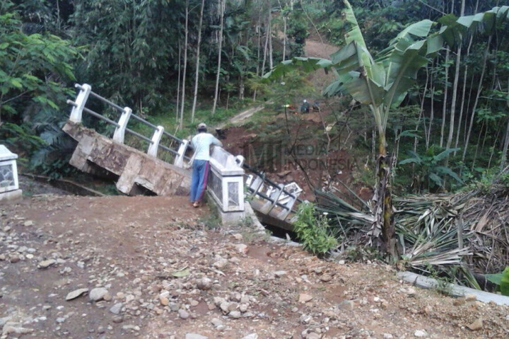 Jembatan Penghubung Dua Desa di Temanggung Ambruk