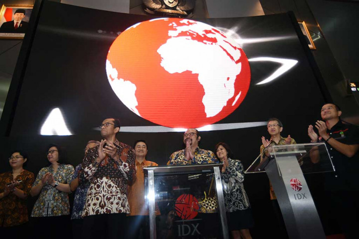 Rektor Universitas Multimedia Nusantara (UMN) Ninok Leksono (tengah) membuka perdagangan saham di Jakarta, Rabu (22/2/2017).