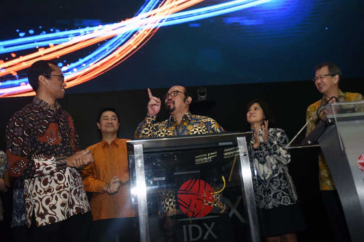 Rektor UMN Ninok Leksono (tengah) berbincang dengan Direktur Pengawasan Transaksi dan Kepatuhan Bursa Efek Indonesia Hamdi Hassyarbaini (kiri), Direktur Perdagangan dan Pengaturan Anggota Bursa Alpino Kianjaya (kanan), Presdir Philip Securities Indonesia Daniel Tedja (kedua kiri), dan Direktur Philip Securities Indonesia Thessalonica Winarto seusai membuka perdagangan saham.